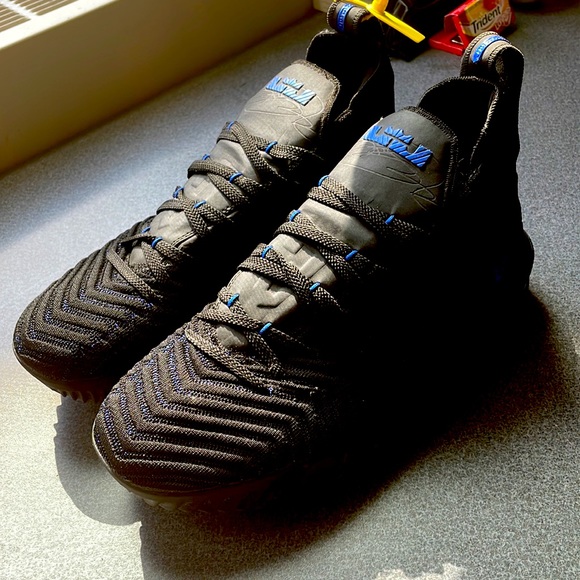 Hey, I’m selling a pair of black and blue, Nike LeBron 16’s. It is a size 12 US. - Picture 4 of 8